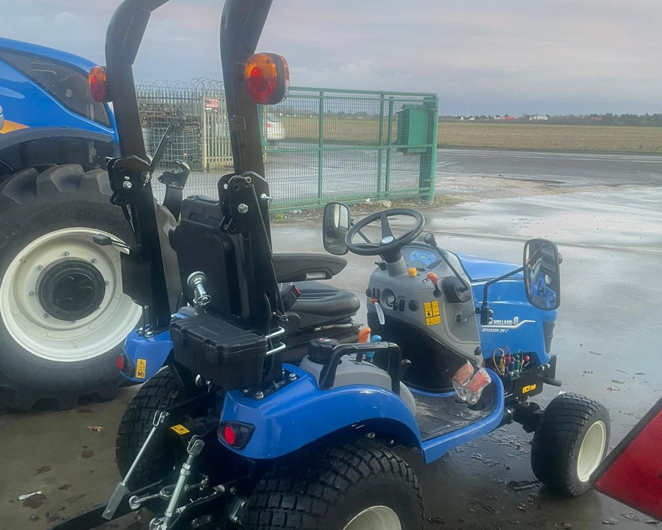 NEW HOLLAND BOOMER 25 COMPACT TRACTOR