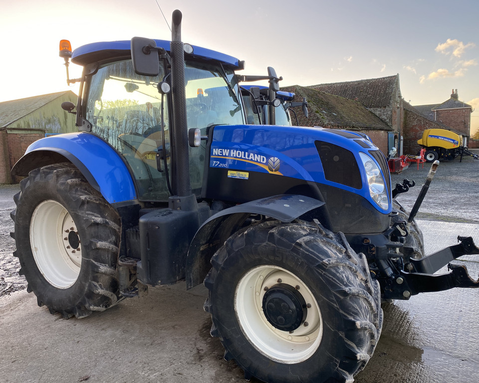 NEW HOLLAND T7.200 POWER COMMAND TRACTOR