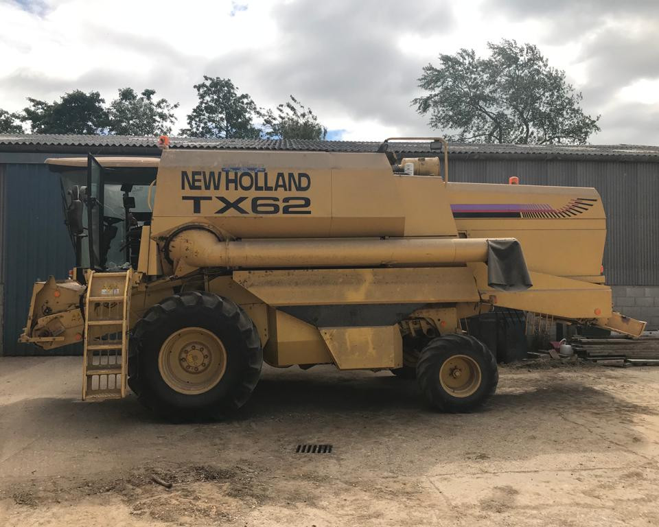 NEW HOLLAND TX62 COMBINE