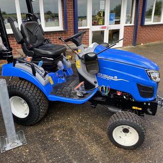 NEW HOLLAND BOOMER 25 TRACTOR