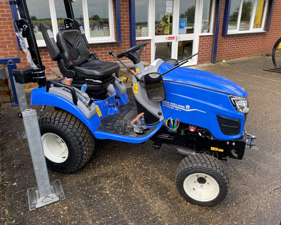 NEW HOLLAND BOOMER 25 TRACTOR