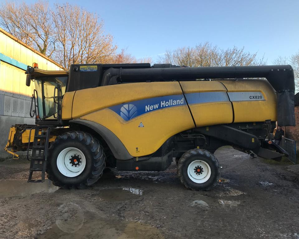 NEW HOLLAND CX820 COMBINE HARVESTER