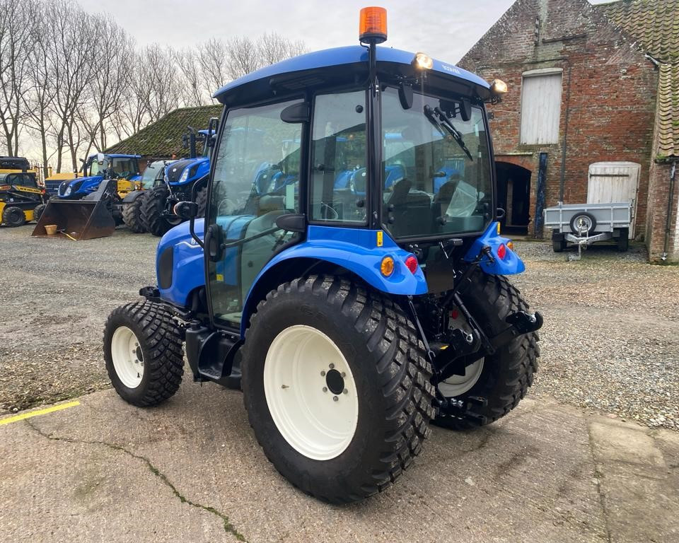 NEW HOLLAND BOOMER 50 TRACTOR