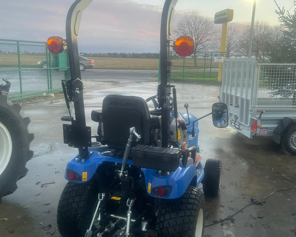 NEW HOLLAND BOOMER 25 COMPACT TRACTOR