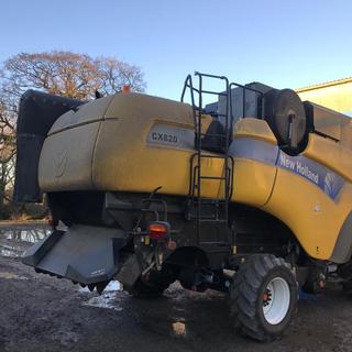 NEW HOLLAND CX820 COMBINE HARVESTER