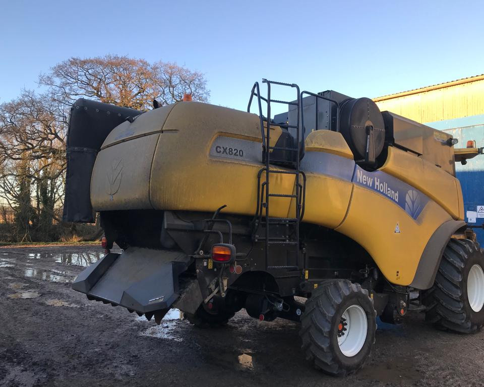 NEW HOLLAND CX820 COMBINE HARVESTER