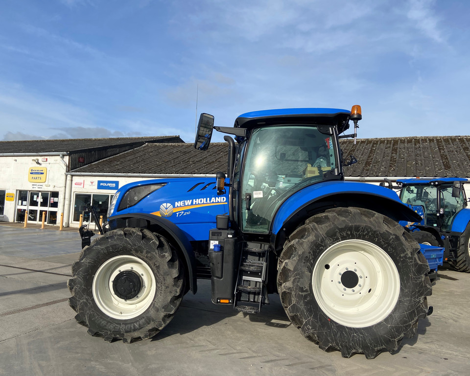 NEW HOLLAND T7.210 TRACTOR