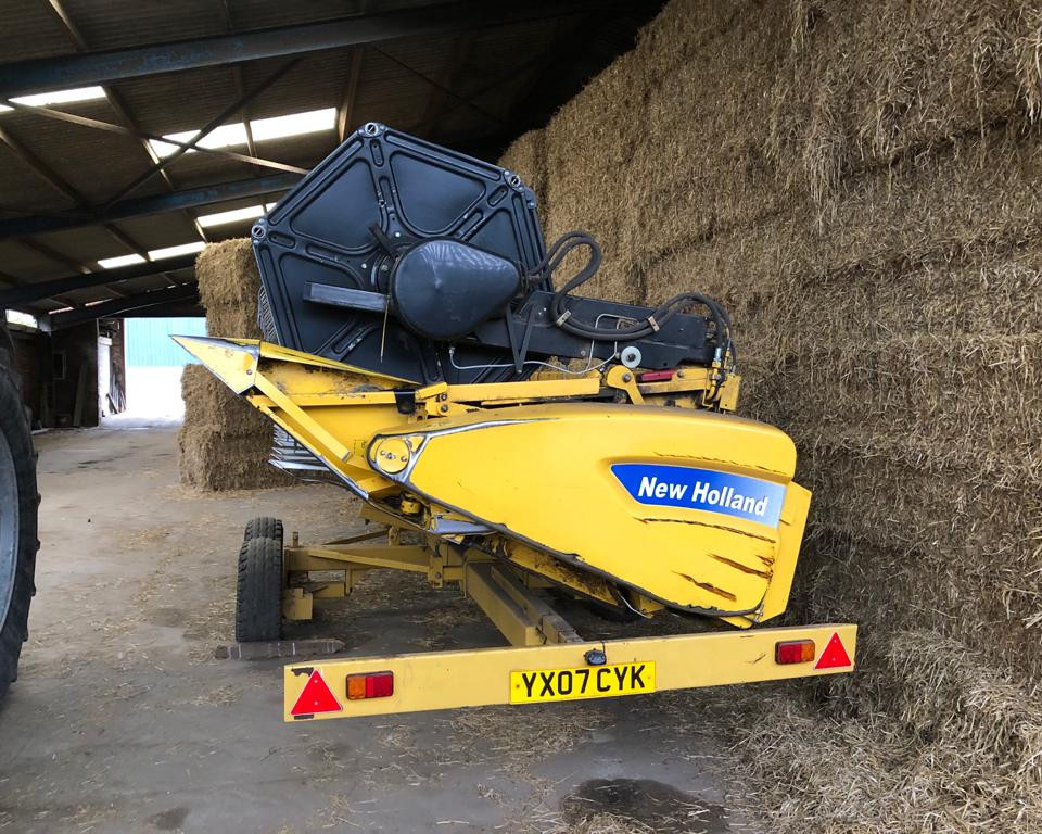 NEW HOLLAND CR9060 COMBINE HARVESTER