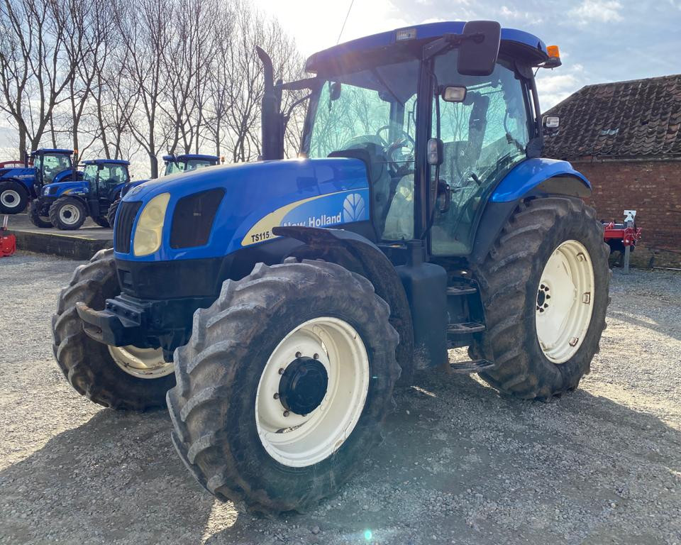 NEW HOLLAND TS115A TRACTOR