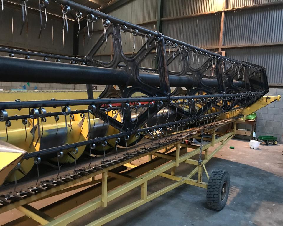 NEW HOLLAND CX820 COMBINE HARVESTER
