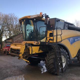 NEW HOLLAND CX820 COMBINE HARVESTER