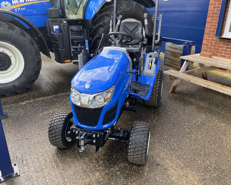 NEW HOLLAND BOOMER 25 TRACTOR