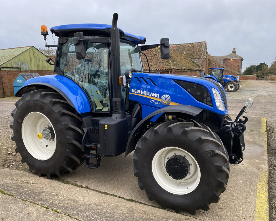 NEW HOLLAND T7.260 TRACTOR