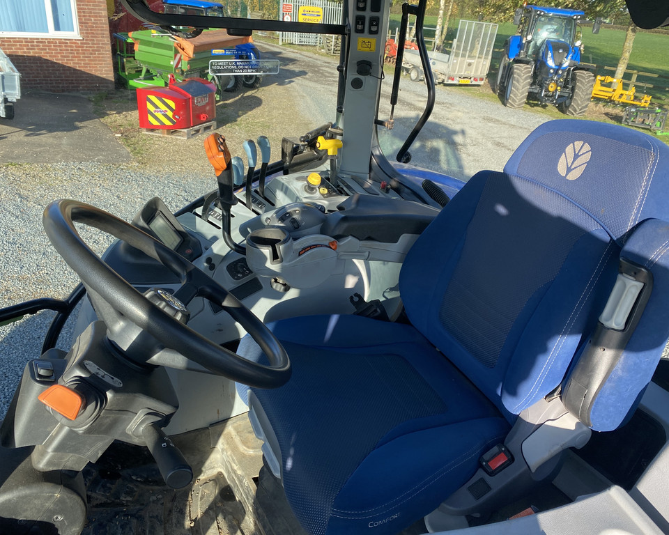 NEW HOLLAND T7.245 TRACTOR