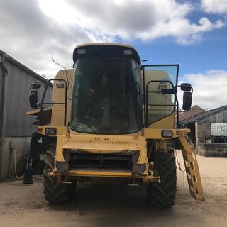 NEW HOLLAND TX62 COMBINE