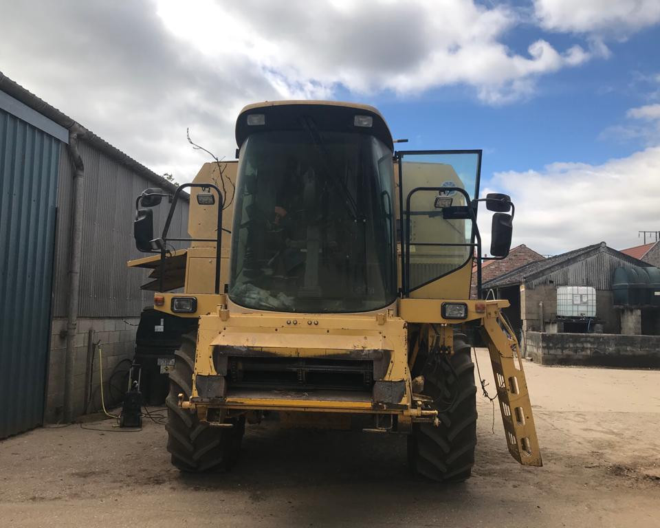 NEW HOLLAND TX62 COMBINE