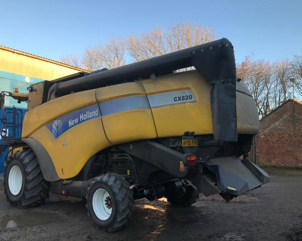 NEW HOLLAND CX820 COMBINE HARVESTER