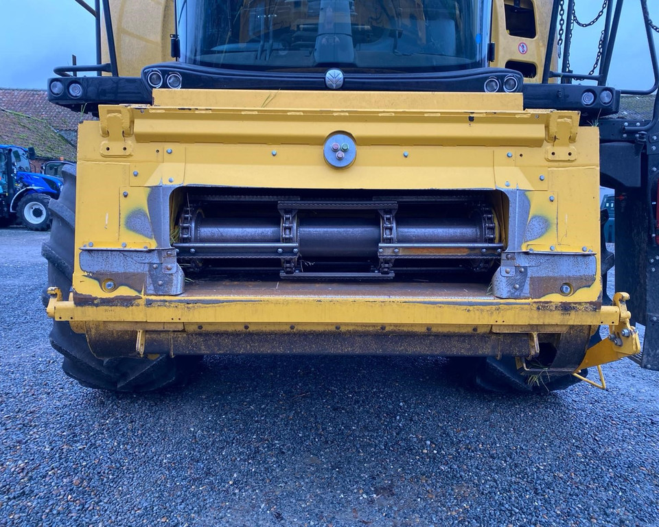 NEW HOLLAND CR8.90 COMBINE