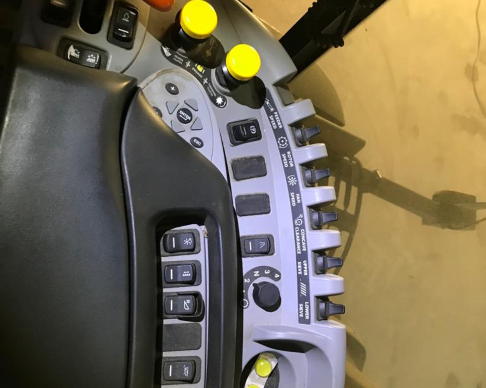 NEW HOLLAND CX820 COMBINE HARVESTER