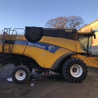 NEW HOLLAND CX820 COMBINE HARVESTER