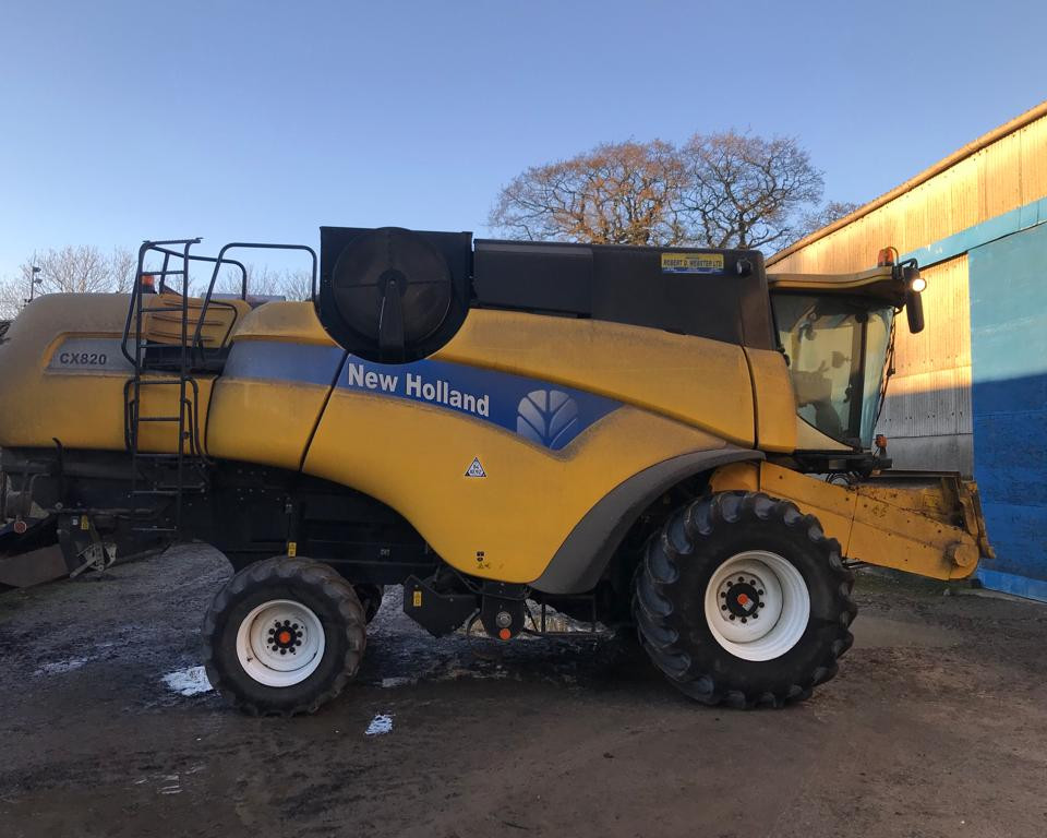 NEW HOLLAND CX820 COMBINE HARVESTER