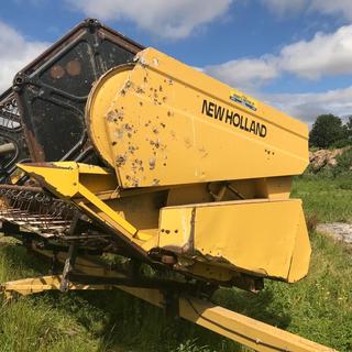 NEW HOLLAND TX62 COMBINE