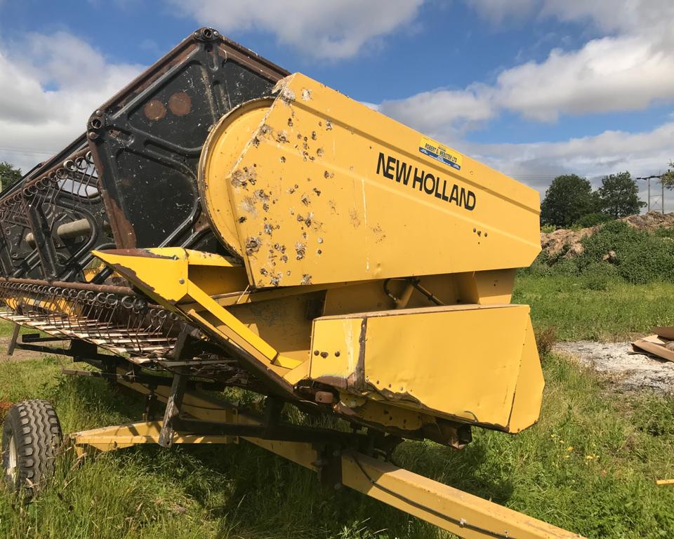 NEW HOLLAND TX62 COMBINE