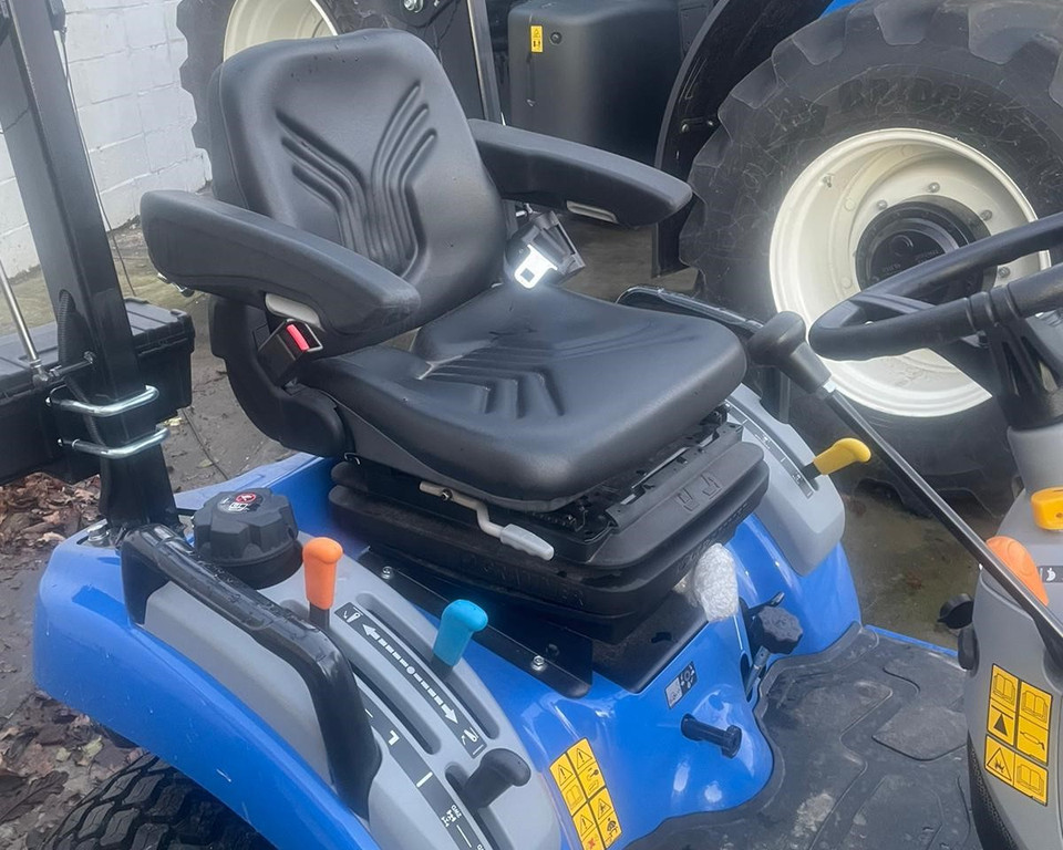 NEW HOLLAND BOOMER 25 COMPACT TRACTOR