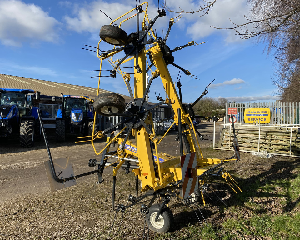 NEW HOLLAND PROTED 760 TEDDER