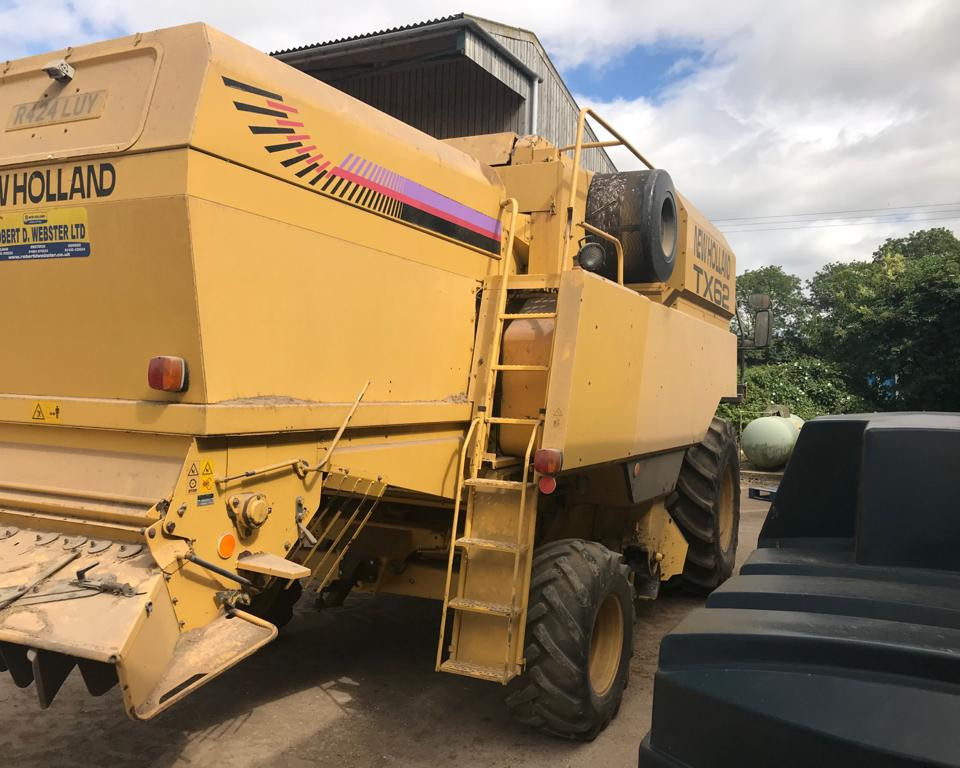 NEW HOLLAND TX62 COMBINE