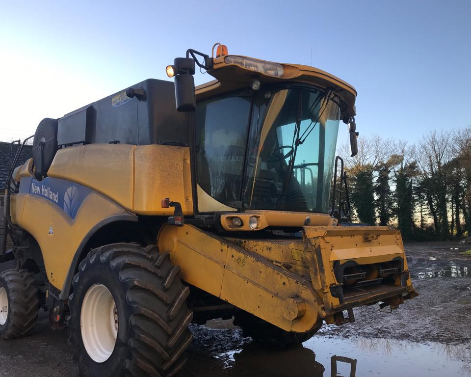 NEW HOLLAND CX820 COMBINE HARVESTER
