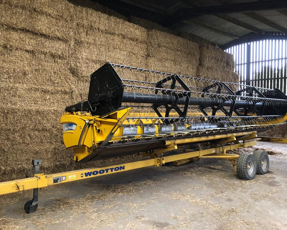 NEW HOLLAND CR9060 COMBINE HARVESTER