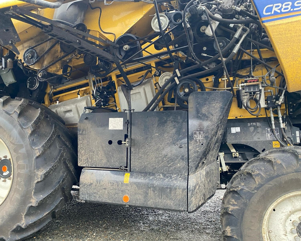 NEW HOLLAND CR8.90 COMBINE