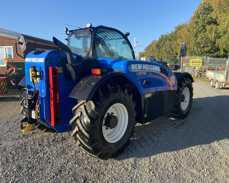 NEW HOLLAND LM7.42 ELITE TELEHANDLER